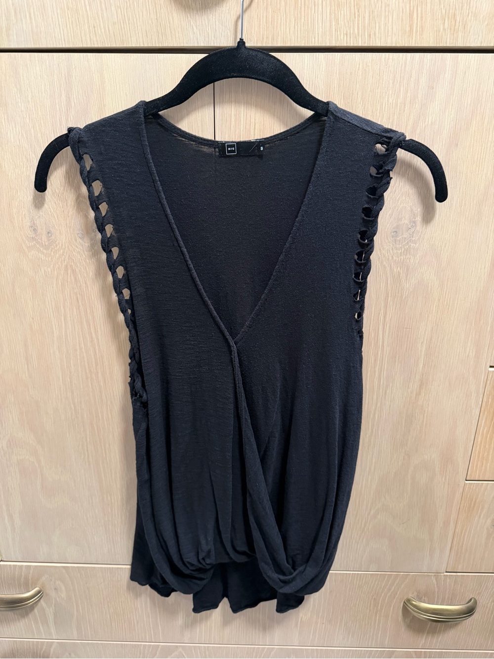 Marc New York (M/C) Black Sleeveless Twist-Front Top size small